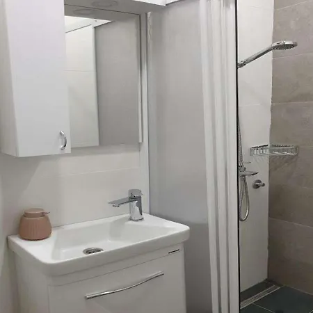Lovely Free Street Parking Apartment *